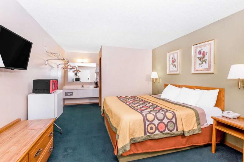 Super 8 By Wyndham Butler Hotel Exterior foto